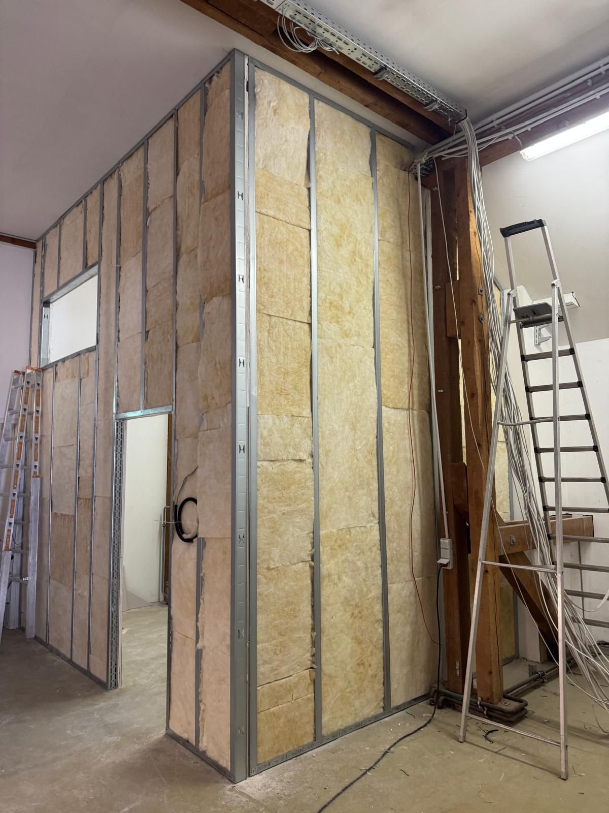 Bild von Trockenbauarbeiten an einem ausgebauten Dachstuhl